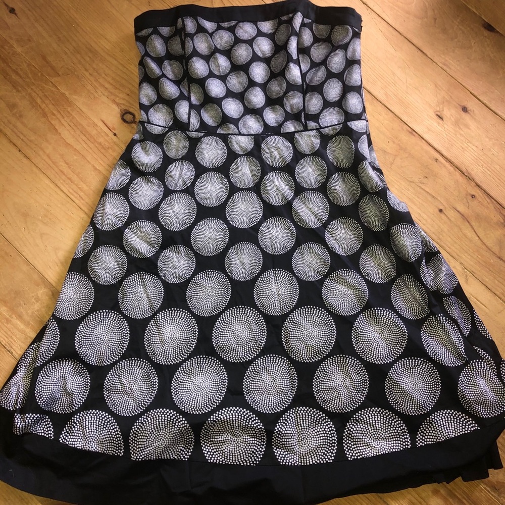 WHBM Black&White dress with pockets.